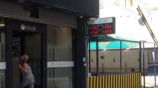 Día caliente para el dólar que cerró con un récord de $43,50 en la ciudad