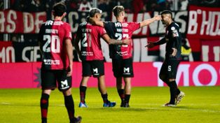 Banega se acerca a saludar a Luciano Herrera, a quien abrazo Martino. Fuera de foco, Maroni, el autor del segundo de Newells ante Defensa y Justicia por Copa Argentina en San Nicolás.