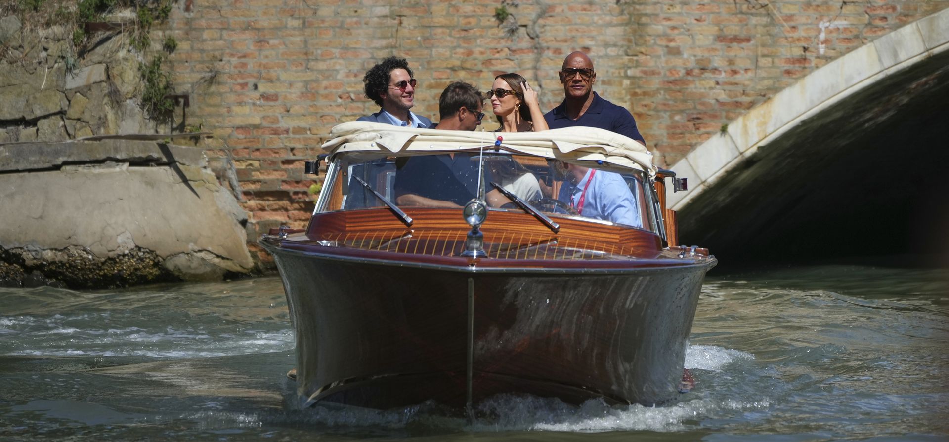 El director Benny Safdie, Emily Blunt y Dwayne Johnson llegan a la 82ª edición del Festival de Cine de Venecia, en Venecia, Italia, el lunes 1 de septiembre de 2025. (Foto de Alessandra Tarantino/Invision/AP) El director Benny Safdie, Emily Blunt y Dwayne Johnson llegan a la 82ª edición del Festival de Cine de Venecia, en Venecia, Italia, el lunes 1 de septiembre de 2025. (Foto de Alessandra Tarantino/Invision/AP)