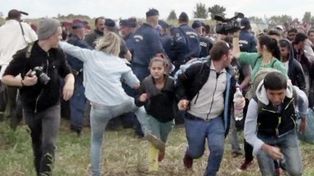 La periodista húngara que pateó a refugiados puede ser condenada a cinco años de prisión