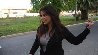 Una mujer se colgó del auto para que los ladrones no se lo llevaran con su hijo adentro