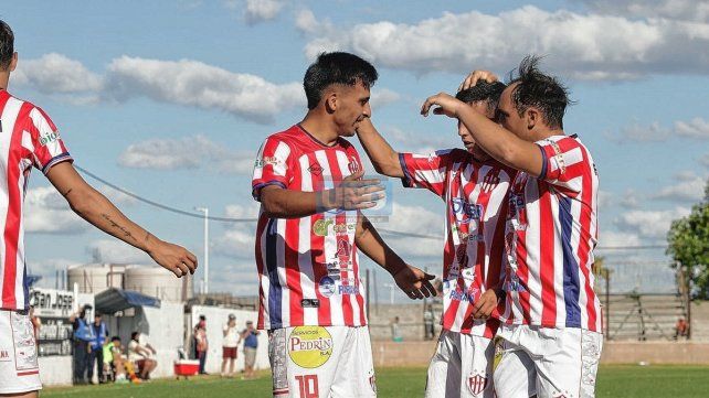 Atlético Paraná goleó y clasificó como mejor segundo a la siguiente ronda del Regional Amateur.