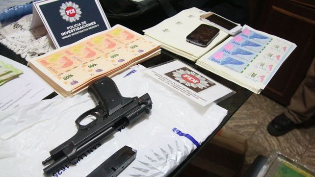 Buscaban a un asesino prófugo y encontraron una fábrica de billetes falsos