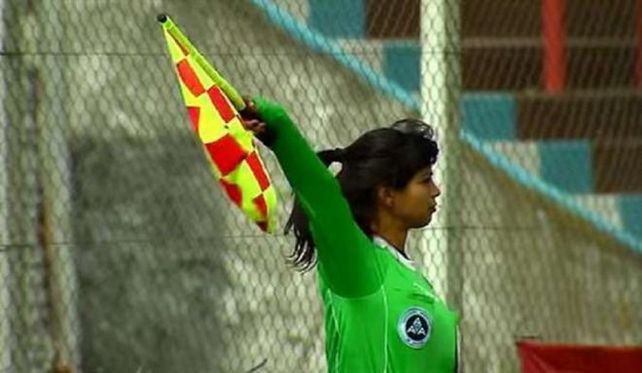 Futbolista de Deportivo Merlo golpeó a una jueza de línea
