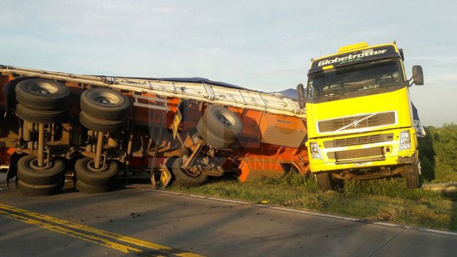 Tránsito interrumpido en la Circunvalación: un camionero quiso esquivar un animal y volcó
