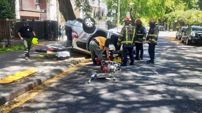 Paraná: Violento vuelco en la zona Parque Urquiza.&nbsp;Foto: Bomberos Voluntarios de Paraná.