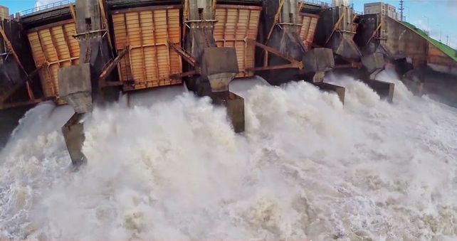 Impresionante: ayer abrieron las compuertas y así está hoy el Yacyretá