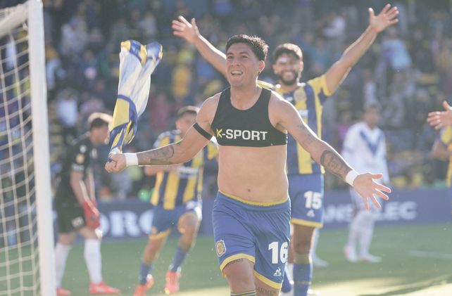 Uno de los goles que convirtió Enzo Giménez en Central fue ante Vélez, en el Gigante, por el torneo Apertura.