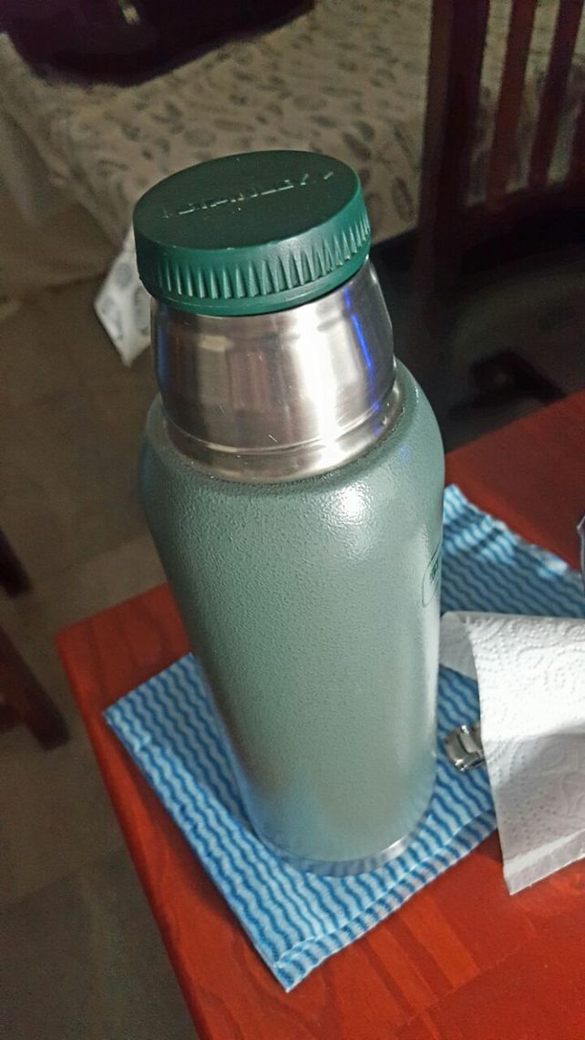 Con un termo. El elemento con el que el detenido agredió a su mujer.
