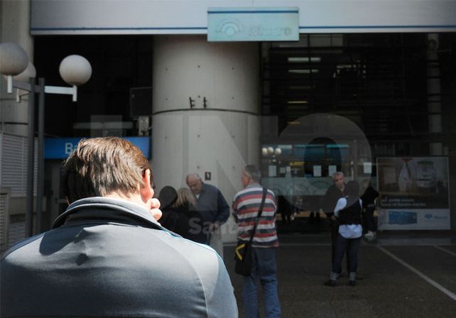 Era septiembre de 2012 cuando los clientes esperaban fuera de la entidad bancaria para saber si eran parte o no de quienes habían sido robados.// José Busiemi- UNO Santa Fe.