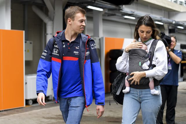 Kelly Piquet y Daniel Kyvat junto a su hija Penelope.
