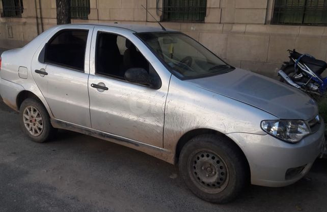 El auto en dónde fue baleada la mujer de 26 años.