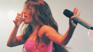 Lali Espósito y su súper escote en traje de baño