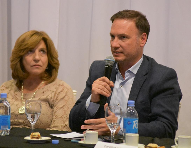 Lisandro Enrico junto a la actual ministra de Obras Públicas Silvina Frana. Hablaron sobre la situación de Aguas Santafesinas. 