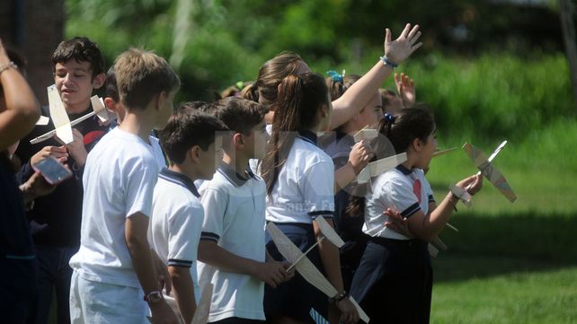 Escuelas primarias participaron de una demostración de aeromodelismo en La Redonda
