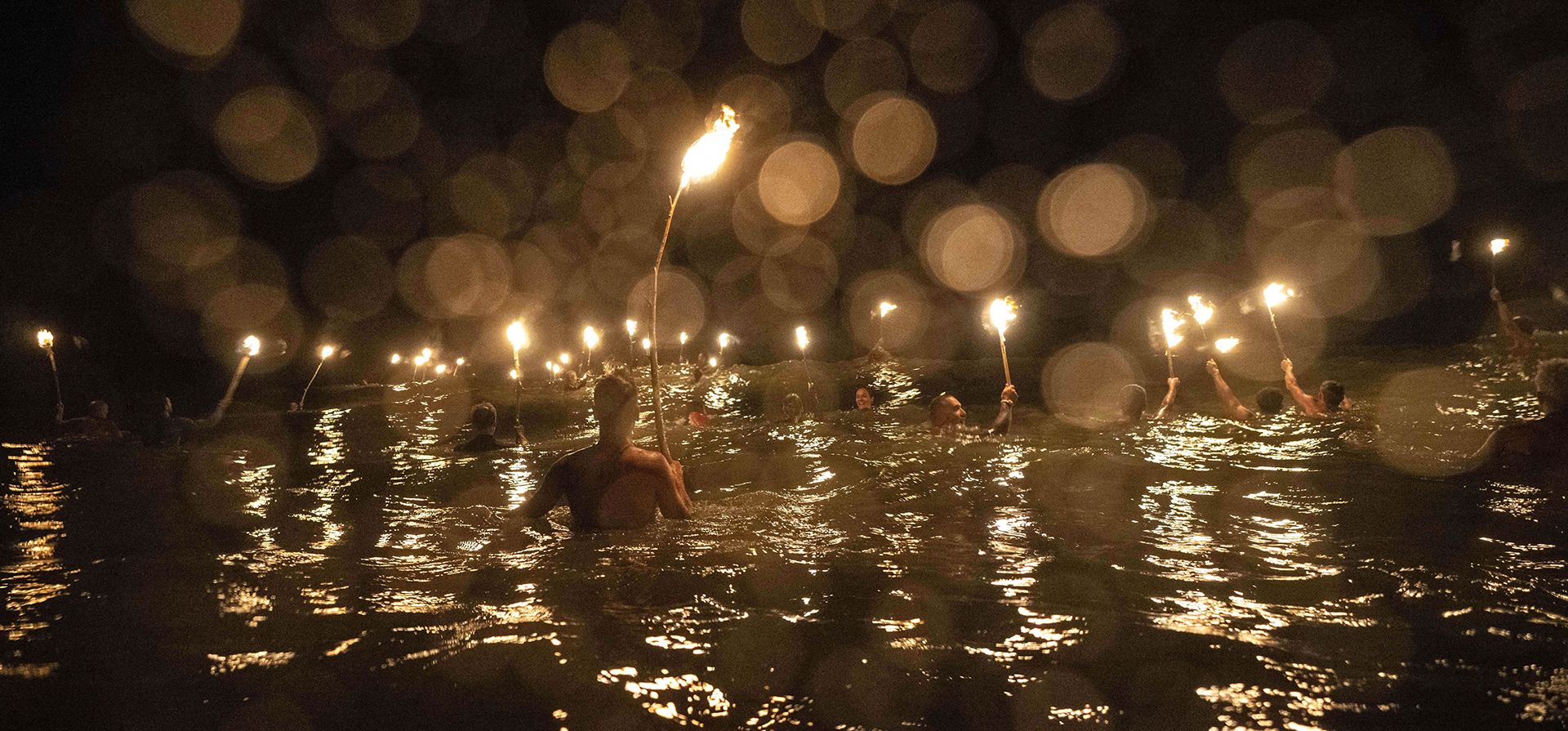 Salvavidas se meten en el mar con antorchas para conmemorar el Día del Guardavidas y honrar su compromiso con la seguridad y los rescates acuáticos, en Mar Azul, Argentina, el 14 de febrero de 2024. (AP Foto/Rodrigo Abd) Salvavidas se meten en el mar con antorchas para conmemorar el Día del Guardavidas y honrar su compromiso con la seguridad y los rescates acuáticos, en Mar Azul, Argentina, el 14 de febrero de 2024. (AP Foto/Rodrigo Abd)