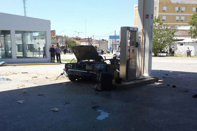 Explotó un auto mientras cargaba GNC: una mujer, en grave estado