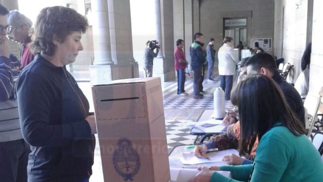 Los votantes en la escuela Normal de Paraná