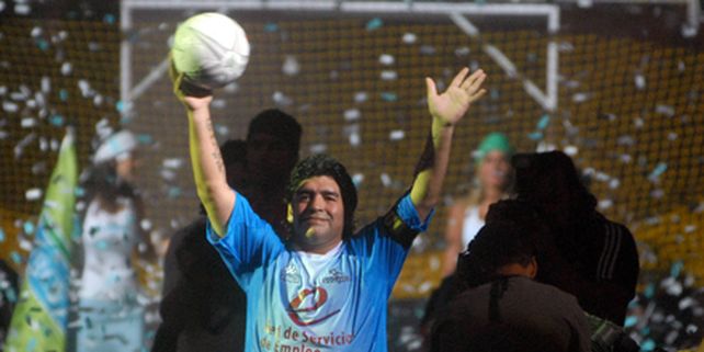 Maradona jug&oacute; al showbol en el Luna Park y critic&oacute; a la dirigencia de Boca