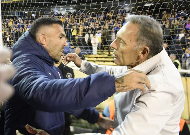 El Apache Tevez y Miguel Russo se saludan en aquel partido entre Central e Independiente en Arroyito.