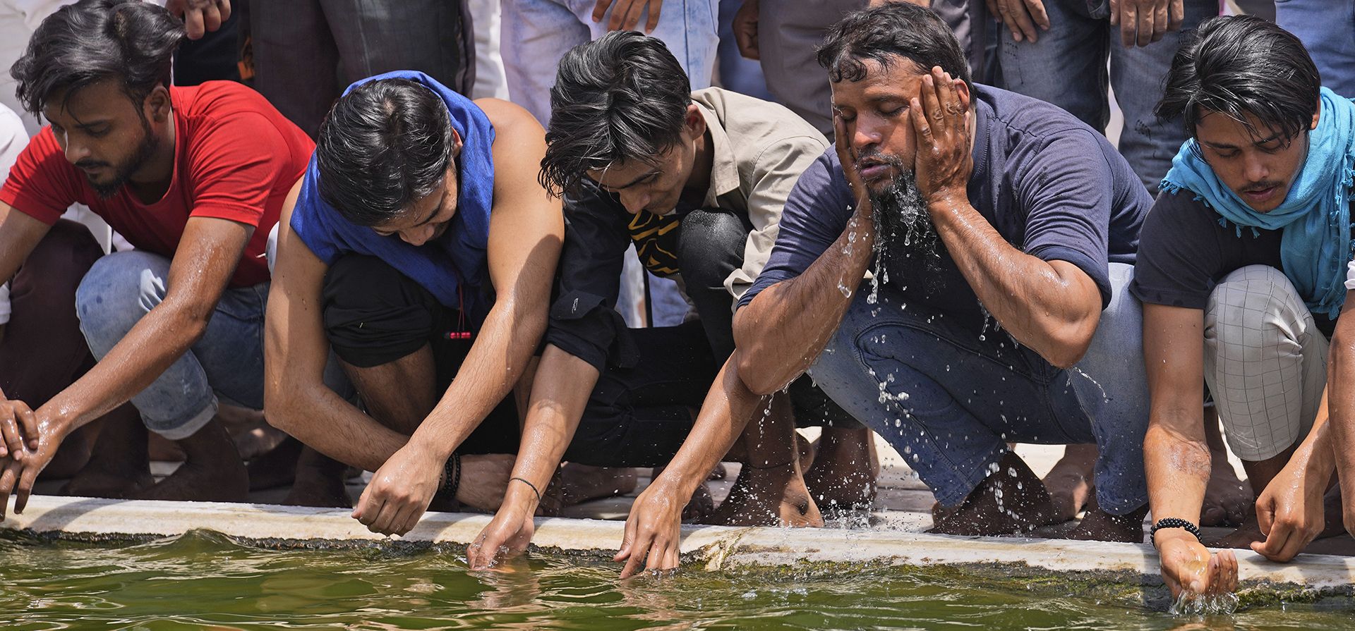 Musulmanes realizan abluciones antes de ofrecer oraciones el último viernes del sagrado mes de ayuno del Ramadán en Jama Masjid en Nueva Delhi, India, el viernes 29 de abril de 2022. 