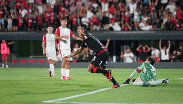 Newells. Michael Hoyos corre con euforia a gritar el gol agónico que le dio el empate al rojinegro ante Independiente en el Coloso.