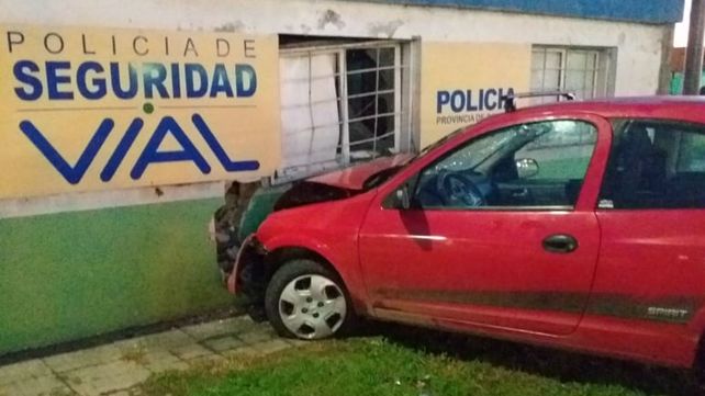 Automovilista borracho se estrelló contra el destacamento de la Policía de Seguridad Vial