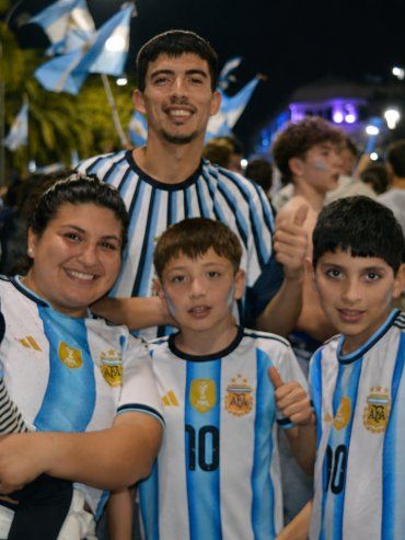 Paraná se vistió de celeste y blanco: una multitud copó Plaza 1° de Mayo para festejar