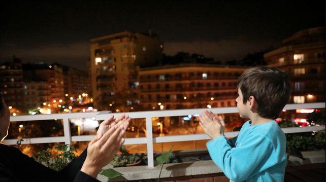 Paraná aplaude al personal de salud y de servicios a las 21