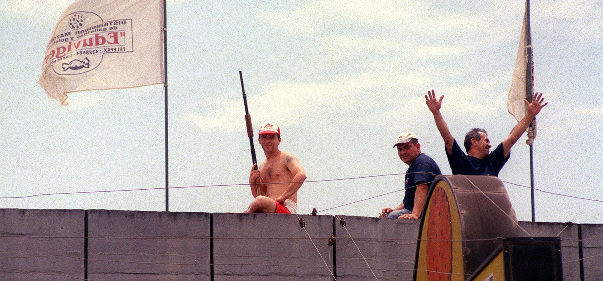 20/12/2001. Dueños y empleados de un supermercado de zona oeste hacen guardia armada para evitar saqueos.