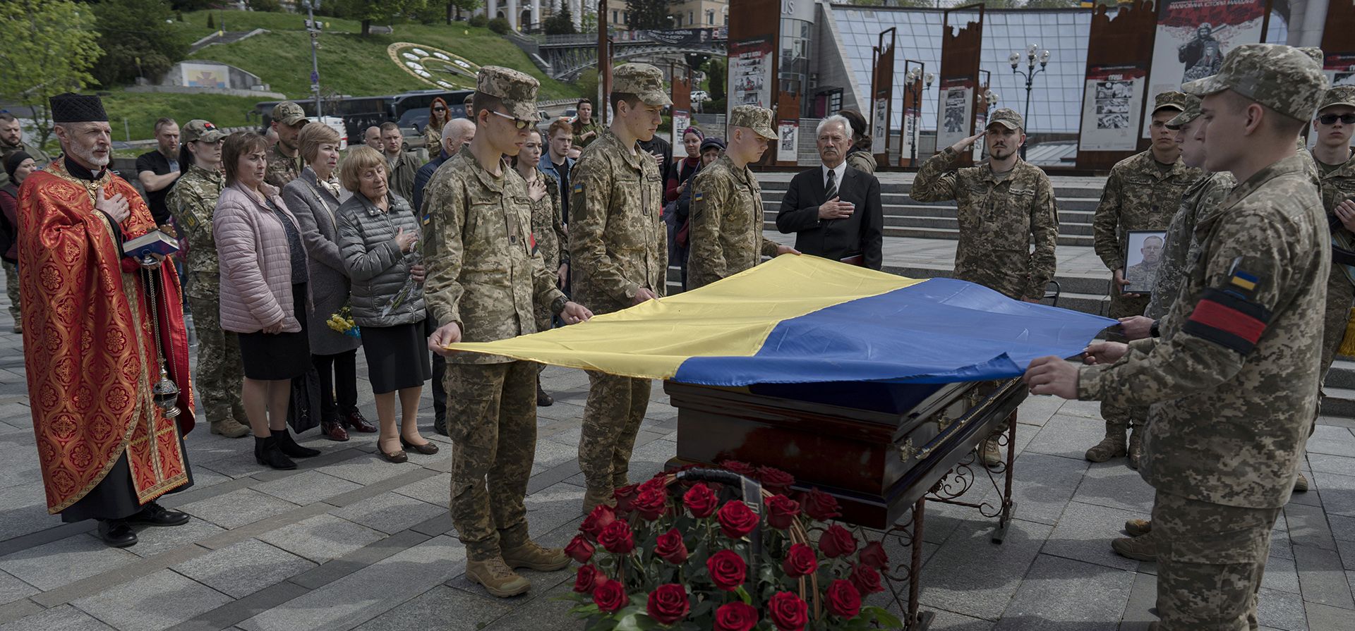 Militares y familiares ucranianos asisten a una ceremonia de despedida del soldado Yevhen Kvaskov, en la Plaza de la Independencia en Kiev, Ucrania, el 4 de mayo de 2023. Yevhen Kvaskov murió cerca de Bakhmut. (Foto AP/Andrés Kravchenko)