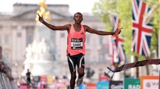 Un keniano es el primer atleta en terminar la Maratón de Londres en menos de 2 horas