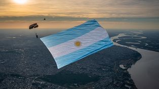 Fernando desplegó una enorme bandera argentina de 21 metros de ancho por 31 metros de largo en apenas 7 minutos,