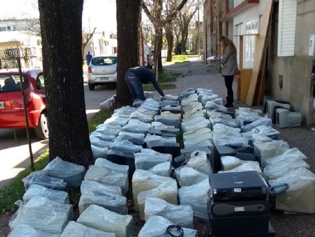 En Esperanza. El pasado lunes se secuestró de uno de los domicilios 132 monitores; 27 CPU; 19 placas madre de la vivienda de uno de los investigados. Dicho material se sumó a la investigación.&nbsp;