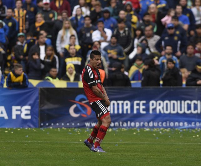 Tevez pasó del festejo lógico por anotar el penal de la clasificación al exceso