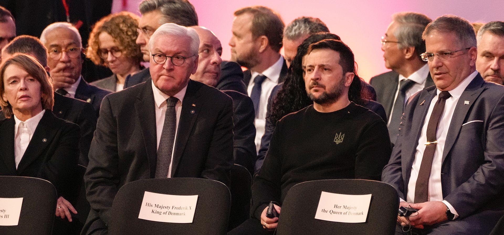 Volodymyr Zelenskyy, se sienta junto al presidente alemán, Frank-Walter Steinmeier (centro a la izquierda), en el antiguo campo de concentración y exterminio nazi de Auschwitz-Birkenau, durante una ceremonia que marca el 80 aniversario de su liberación, en Oswiecim, Polonia, el lunes 27 de enero de 2025. (Foto AP/Czarek Sokolowski) Volodymyr Zelenskyy, se sienta junto al presidente alemán, Frank-Walter Steinmeier (centro a la izquierda), en el antiguo campo de concentración y exterminio nazi de Auschwitz-Birkenau, durante una ceremonia que marca el 80 aniversario de su liberación, en Oswiecim, Polonia, el lunes 27 de enero de 2025. (Foto AP/Czarek Sokolowski)