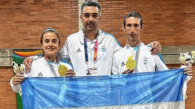 Podio. Milagros junto al entrenador de la Selección Argentina de Bochas