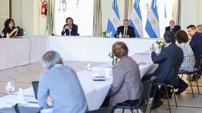 Fernández analizó con científicos el futuro de la cuarentena