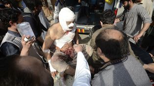 El ataque suicida fue perpetrado durante la oración del viernes en una mezquita chiita de Peshawar.