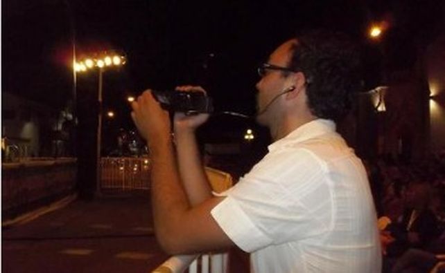 Al periodista Juan José López de Canal 8 y LT29 Radio Venado Tuerto dos motociclistas le arrebataron la filmadora y celular cuando cubría un accidente.