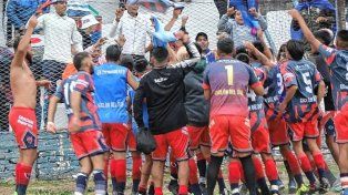 Los jugadores de Ciclón del Sur celebrando la victoria en La Floresta