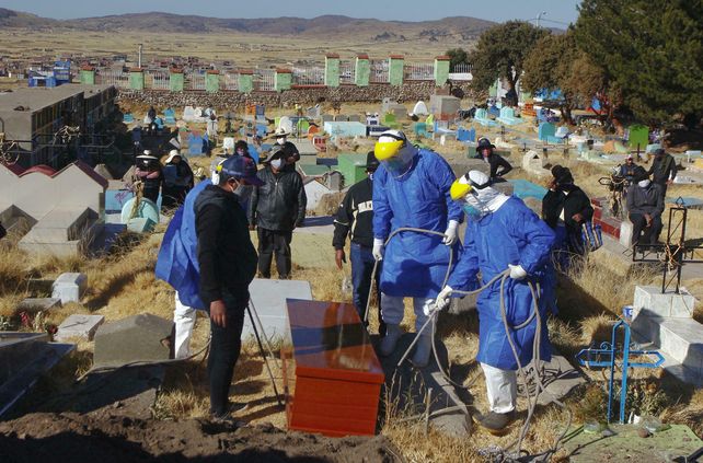 Entierro de una víctima de Covid en el Perú