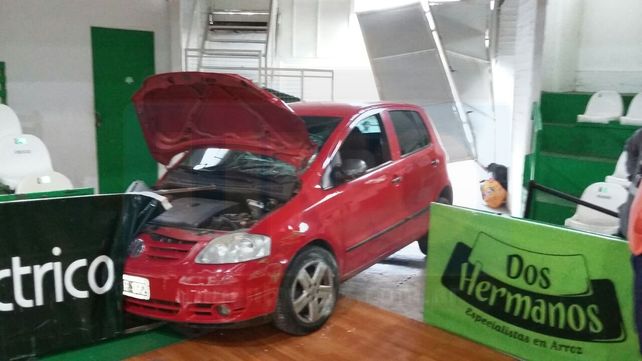 Entró con el auto a la cancha por esquivar un perrito