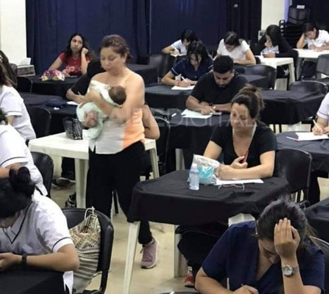 Una profesora tuvo en brazos a la bebé de una estudiante mientras rendía examen