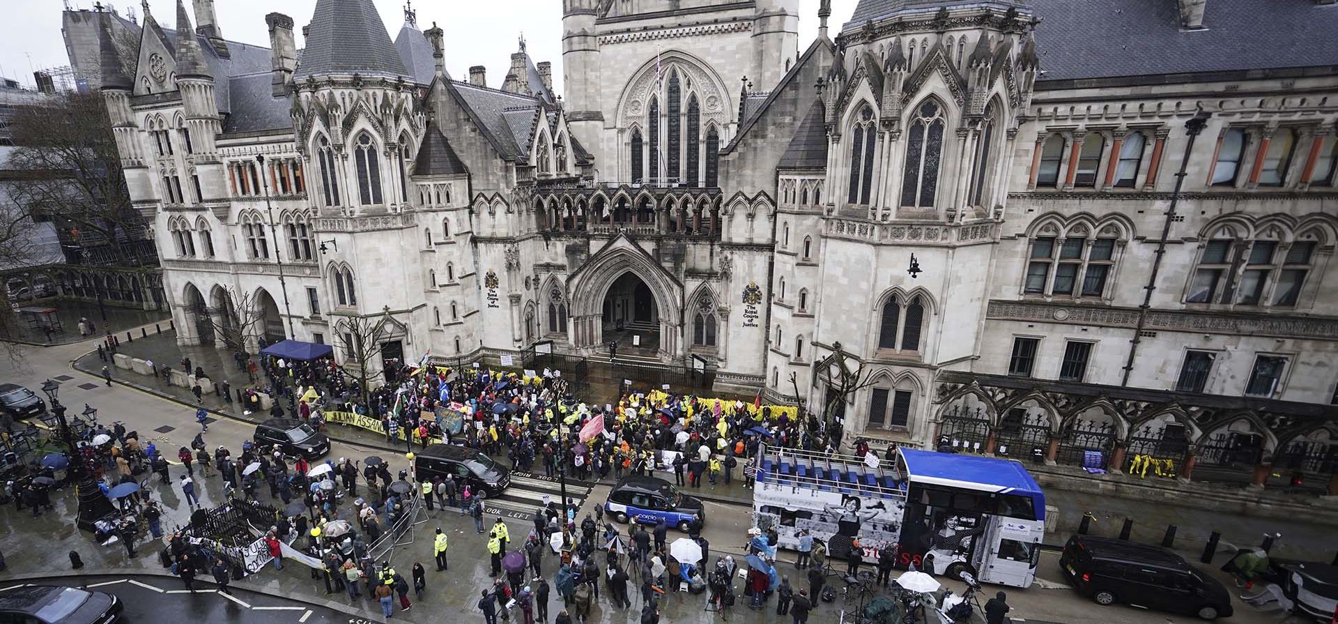 Partidarios del fundador de WikiLeaks, Julian Assange, se encuentran afuera de los Tribunales Reales de Justicia, durante el segundo día de una audiencia de extradición, en Londres, el miércoles 21 de febrero de 2024. Los abogados del gobierno estadounidense deben decirle a un tribunal de Londres por qué creen que Julian Assange debería enfrentar cargos de espionaje en Estados Unidos. (James Manning/PA vía AP) Partidarios del fundador de WikiLeaks, Julian Assange, se encuentran afuera de los Tribunales Reales de Justicia, durante el segundo día de una audiencia de extradición, en Londres, el miércoles 21 de febrero de 2024. Los abogados del gobierno estadounidense deben decirle a un tribunal de Londres por qué creen que Julian Assange debería enfrentar cargos de espionaje en Estados Unidos. (James Manning/PA vía AP)