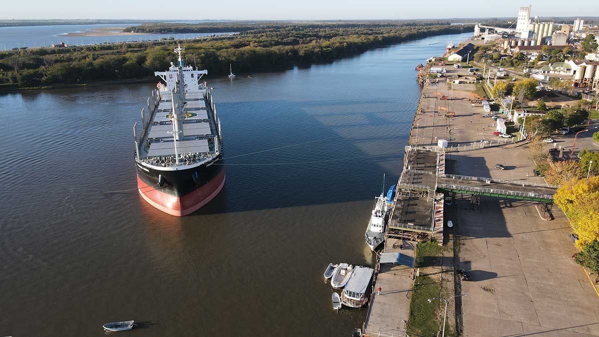 Concepción del Uruguay: Un nuevo buque carga en el puerto