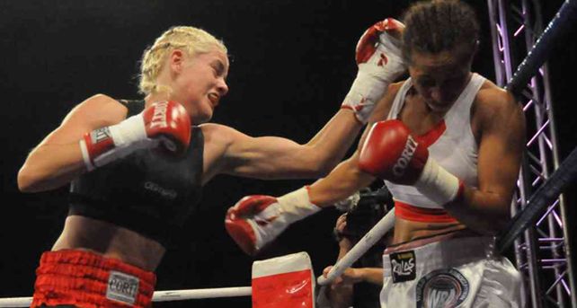 Bonita y campeona: Berm&uacute;dez gan&oacute; el t&iacute;tulo interino gallo de la AMB ante Rivas