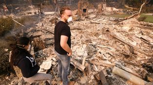 California: evacuados por el fuego ya superan los 250 mil