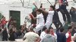 Festejo loco de los jugadores de Central Córdoba, trepados al alambrado de la cancha de Ituzaingó. Le ganó a Centro Español por penales y sigue en el Reducido de la Primera C.