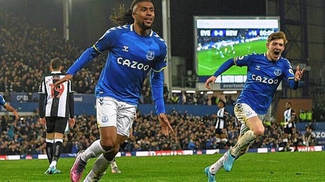 Everton le ganó sobre la hora a Newcastle en un partido que tuvo un hecho insólito.